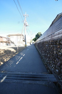 【前面道路含む現地写真】 | 【仲介手数料無料！！】日野市南平9丁目　建築条件付き売地（全2区画）No1　2790万円