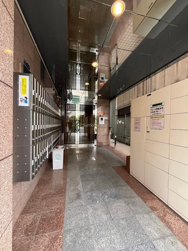 ドミール堺筋本町のエントランス