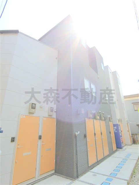 アクシオン大森の外観|2016年3月築　木造地上3階建て
東京都大田区大森西2丁目　京浜急行本線平和島駅近最寄り徒歩3分、大森町駅徒歩7分