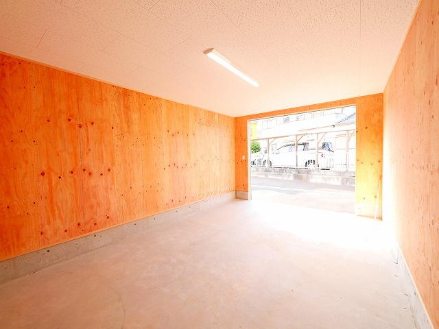 松田トランクルームⅢの内装|明るい色調の室内です