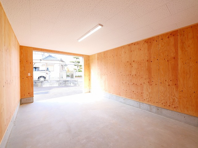 松田トランクルームⅢの内装|明るい室内です