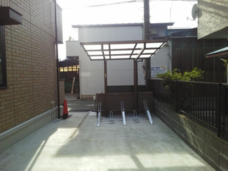 【その他共用部分】 | 屋根付きの駐輪場で雨が降っても大切な自転車が濡れなくてすみますね♪荷物が重いときに自転車があれば助かりますね！