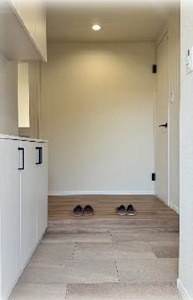 プリオーレ美山台壱番館の玄関