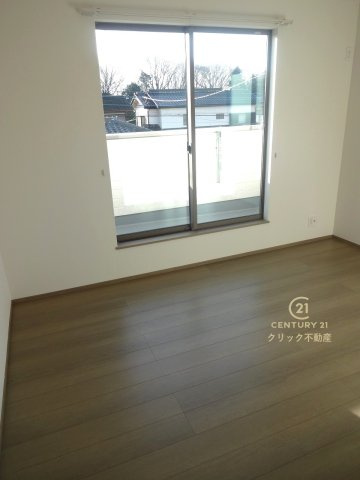 ハートフルタウン 　小美玉市栗又四ケ2432番　Aの洋室|採光バッチリ・通風良好です。フローリングなので重い家具も置けます。お気に入りの空間を実現出来そうですね。