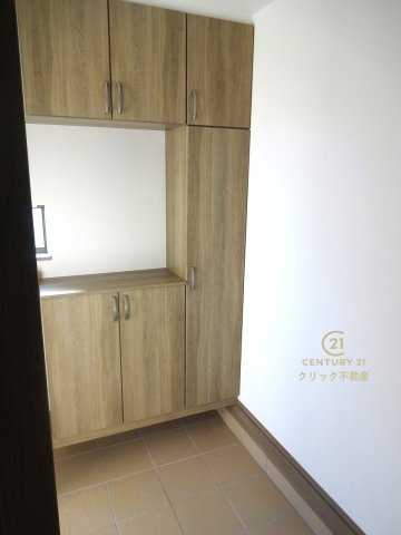 ハートフルタウン 　小美玉市栗又四ケ2432番　Aの玄関|たっぷり入る玄関収納です！扉の中は可動棚ですので、用途に合わせて高さを自由に変えることができます。