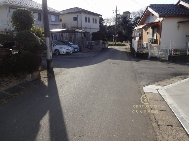 ハートフルタウン 　小美玉市栗又四ケ2432番　Aの前面道路含む現地写真|前面道路幅4.4メートル。朝日が気持ちの良い東側道路の開放的な角地です。