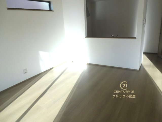 ハートフルタウン 　小美玉市栗又四ケ2432番　Aの居間・リビング|ナチュラルな色合いのLDKは家族が自然と寛げる場所にピッタリです。きっといつもの食事や何気ない会話も楽しくなりますね！ここから始まる「日常」がご家族にとってかけがえのない時間となりますように。