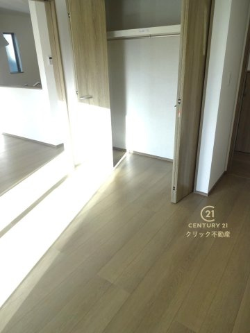 ハートフルタウン 　小美玉市栗又四ケ2432番　Aの洋室|1階洋室です。リビングとの間の引き戸を閉めて在宅ワークに、開放してキッズスペースに、など自由に空間を分けて使えます。収納も配備されております。