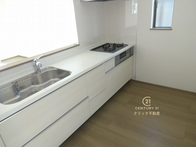 ハートフルタウン 　小美玉市栗又四ケ2432番　Aのキッチン|対面式システムキッチンです。十分な広さのキッチンなら家族での分担作業もはかどりそう！