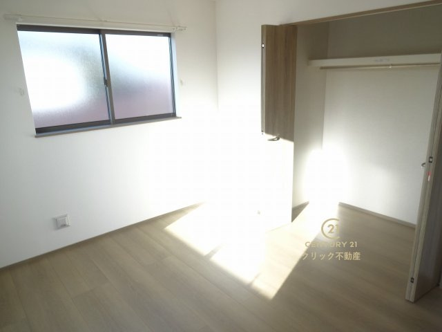 ハートフルタウン 　小美玉市栗又四ケ2432番　Aの洋室|折戸を開くと壁面クローゼット。衣類が横一列に並ぶためひと目で洋服が選びやすい！衣類をたくさんお持ちの方もスッキリ片付きます♪