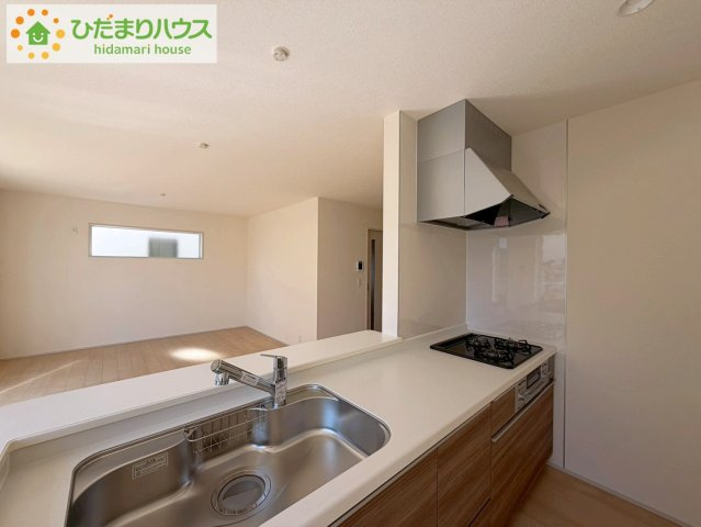 いわき市内郷御厩町4丁目第1　新築戸建　3号棟のキッチン|3口コンロが嬉しいシステムキッチン♪広いシンクや作業台でお料理が捗ります♪