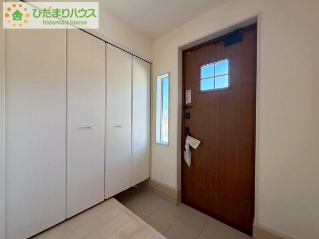 いわき市内郷御厩町4丁目第1　新築戸建　3号棟の玄関|毎日「行ってきます」「ただいま」をいう玄関は小窓付で、明るく光が差し込みます。