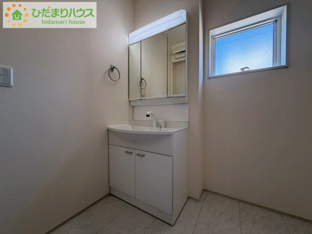いわき市内郷御厩町4丁目第1　新築戸建　3号棟の独立洗面台|三面鏡の大きな鏡は憧れます(^^♪ 鏡の後ろは収納となっていて、細かいものでも収納できるのでスッキリと整理できます！
