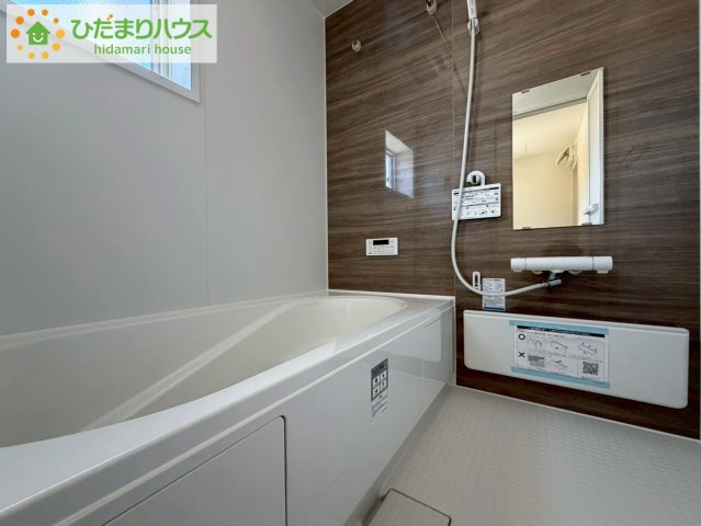 いわき市内郷御厩町4丁目第1　新築戸建　3号棟の浴室|浴室には窓があり、換気が良好です。リラックスできるバスタイムを楽しむことができ、心地よい空間を提供します。