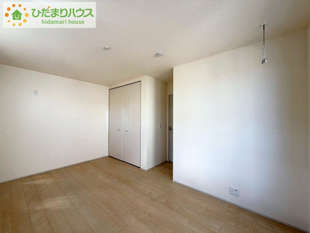いわき市内郷御厩町4丁目第1　新築戸建　3号棟の寝室|バルコニーに面していて、たっぷり光りの入る明るい主寝室です！