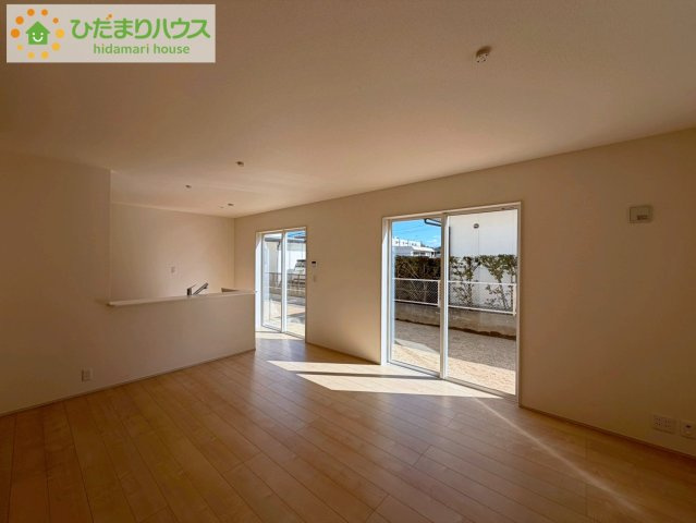 いわき市内郷御厩町4丁目第1　新築戸建　3号棟の居間・リビング|ホワイトを基調としたLDKは、明るく上品な心地よさを演出してくれます。空間に広がりをもたらし、より一層広く感じさせてくれます。