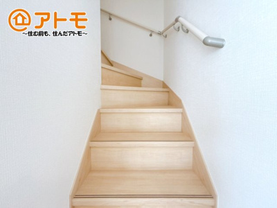 【内装】 | 駿東郡清水町徳倉第24　新築一戸建て　全1棟 | 階段は緩やかで手すりもついているので上りやすくなっています！