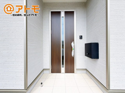 【玄関】 | 駿東郡清水町徳倉第24　新築一戸建て　全1棟 | 落ち着いた色合いの玄関はダブルロックで防犯性に優れた仕様になっています♪