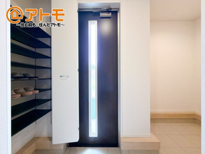【玄関】 | 駿東郡清水町徳倉第24　新築一戸建て　全1棟 | シューズボックスの棚は可動のため、背の高いブーツもきちんと収納できます。