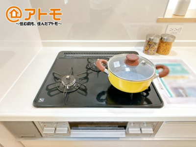 【設備】 | 駿東郡清水町徳倉第24　新築一戸建て　全1棟 | ３口コンロは使い勝手がよくお料理も楽しくなりそうです♪