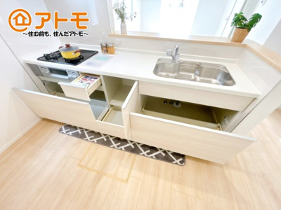 【キッチン】 | 駿東郡清水町徳倉第24　新築一戸建て　全1棟 | リビングで遊ぶお子様にも目が届く、安心感で選ぶなら対面キッチン♪