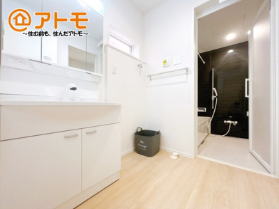 【独立洗面台】 | 駿東郡清水町徳倉第24　新築一戸建て　全1棟 | 洗面所って朝に混み合いませんか？広々とした脱衣所、３面鏡の独立洗面台で朝の時間を少しお手伝い♪