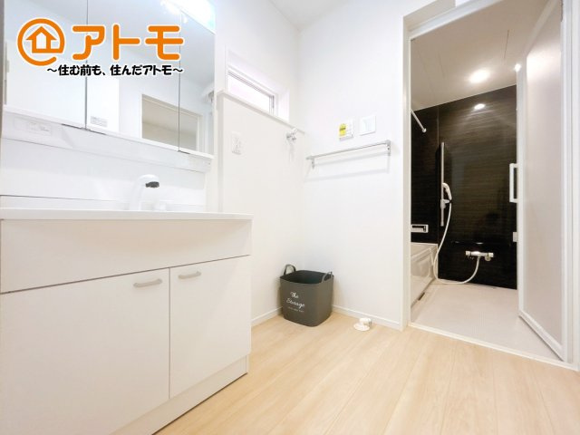 【独立洗面台】 | 駿東郡清水町徳倉第24　新築一戸建て　全1棟 | 洗面所って朝に混み合いませんか？広々とした脱衣所、３面鏡の独立洗面台で朝の時間を少しお手伝い♪