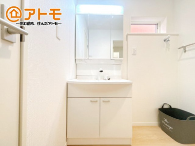 【独立洗面台】 | 駿東郡清水町徳倉第24　新築一戸建て　全1棟 | 収納豊富な３面鏡の洗面化粧台は使い勝手良好♪