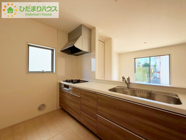 いわき市内郷御厩町4丁目第1　新築戸建　1号棟のキッチン|手元は隠しながら、リビングとも会話できるセミオープンキッチン