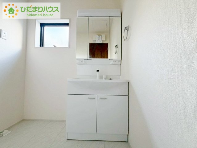 いわき市小名浜西君ヶ塚町第３　新築戸建　３号棟の独立洗面台|大きな三面鏡の独立洗面。鏡の後ろは収納となっているのでスッキリと整理できます！