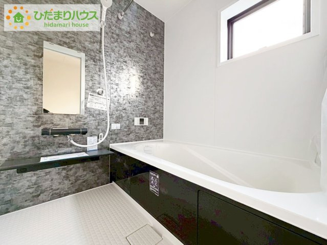 いわき市小名浜西君ヶ塚町第３　新築戸建　３号棟の浴室|浴室には窓があり、換気が良好です。リラックスできるバスタイムを楽しむことができ、心地よい空間を提供します。