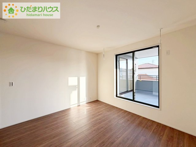 いわき市小名浜西君ヶ塚町第３　新築戸建　３号棟の寝室|バルコニーに面していて、たっぷり光りの入る明るい主寝室です！