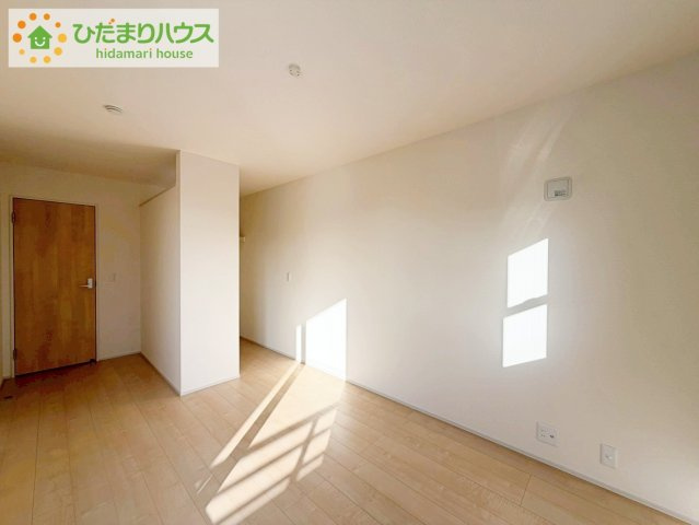 いわき市小名浜西君ヶ塚町第３　新築戸建　2号棟の寝室|バルコニーに面していて、たっぷり光りの入る明るい主寝室です！
