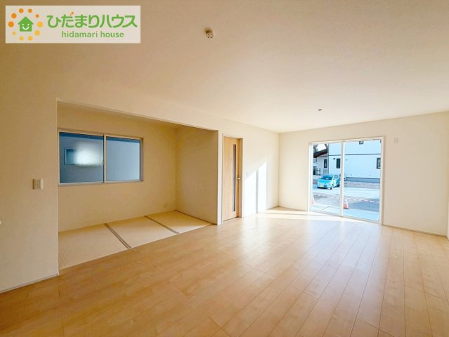 いわき市小名浜西君ヶ塚町第３　新築戸建　2号棟の居間・リビング|リビング大きな窓からは、暖かな日の光が降り注ぎます・・・