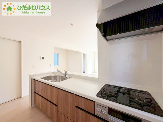 いわき市小名浜西君ヶ塚町第３　新築戸建　2号棟のキッチン|カウンターは少し高くなってますので、手元が隠れて来客からは見えにくくなってます♪
