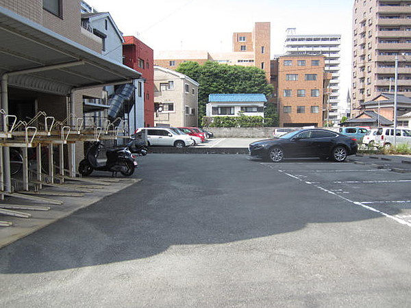 シャルム六ツ門【10,000円キャッシュバック対象物件】の駐車場|駐車スペースもあります