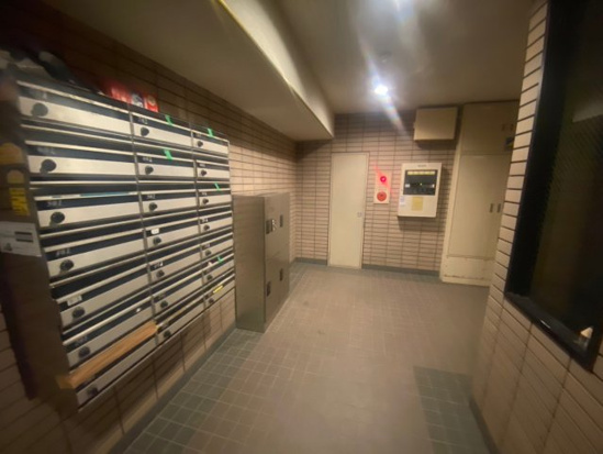 シャルム六ツ門【10,000円キャッシュバック対象物件】のロビー|落ち着いたロビーです