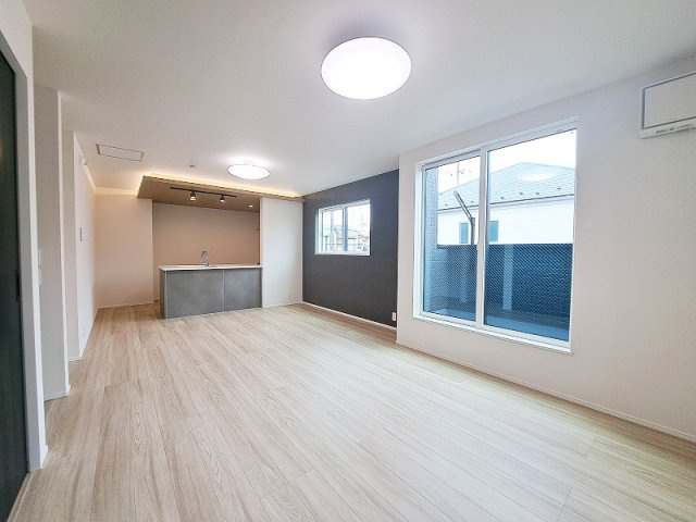 【居間・リビング】 | 練馬区東大泉7丁目　新築一戸建住宅　全1棟　(保谷店) | 暮らしの中心となるリビングは、ご家族で心地良く過ごせる空間に。