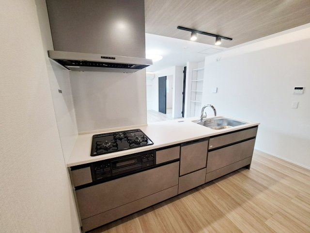 【キッチン】 | 練馬区東大泉7丁目　新築一戸建住宅　全1棟　(保谷店) | 作業しつつ、ご家族との会話を楽しめる対面式キッチン。お皿洗いの時短が叶う食洗機付！