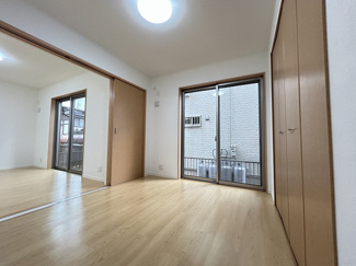 【洋室】 | 伊勢原市上粕屋 中古戸建て | 南面に窓：LDKに隣接した洋室5.2帖（1階）