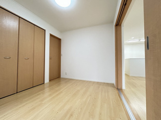 【洋室】 | 伊勢原市上粕屋 中古戸建て | 洋室5.2帖（1階）別角度