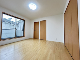 【洋室】 | 伊勢原市上粕屋 中古戸建て | 2面採光・南面に窓：バルコニーに面した洋室8帖（2階）