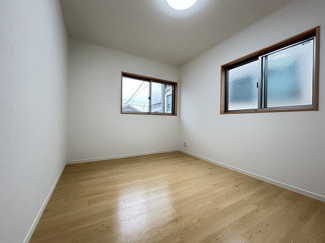 【洋室】 | 伊勢原市上粕屋 中古戸建て | 2面採光・南面に窓：洋室6帖（2階）