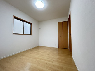 【洋室】 | 伊勢原市上粕屋 中古戸建て | 洋室6帖（2階）別角度
