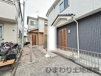 【外観】 | 伊勢原市上粕屋 中古戸建て | 販売現地　旗竿地　南側約6ｍ公道　駐車2台（車種によります）　敷地面積41.9坪（路地状部分含む）