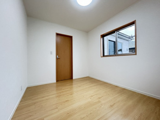 【洋室】 | 伊勢原市上粕屋 中古戸建て | 洋室5.2帖（2階）別角度