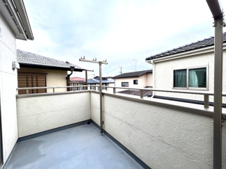 【バルコニー】 | 伊勢原市上粕屋 中古戸建て | 洋室8帖から行き来できる南向きバルコニー