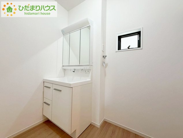 郡山市富久山町９期　新築戸建　１号棟の独立洗面台|大きな三面鏡の独立洗面。鏡の後ろは収納となっているのでスッキリと整理できます！