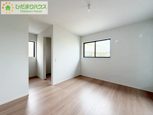 郡山市富久山町９期　新築戸建　１号棟の寝室|主寝室は広々していて安らげる空間に。大きな窓から光が差し込み、朝の目覚めも良さそう♪