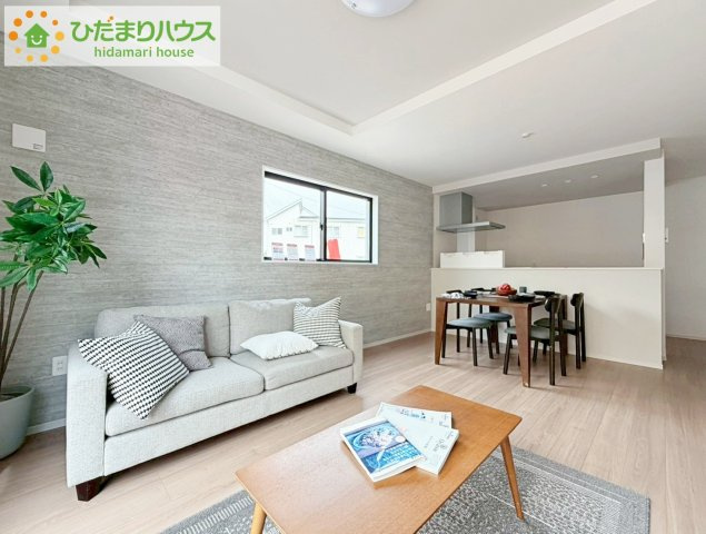 郡山市富久山町９期　新築戸建　１号棟の居間・リビング|大きな窓から差し込む光でいっぱいのリビング　休日もつい家にいる時間が長くなりそうです